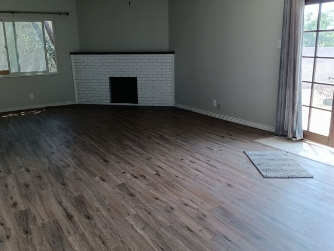 Building Photo - 3 Bedroom, 2-Bathroom in the NE Heights, Close to Everything.