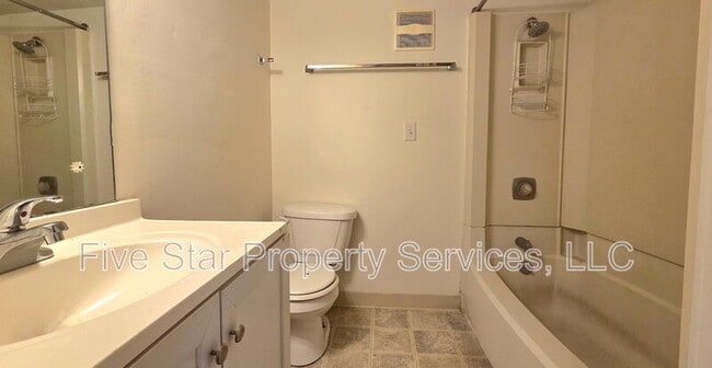 Building Photo - 529 S Park Ave