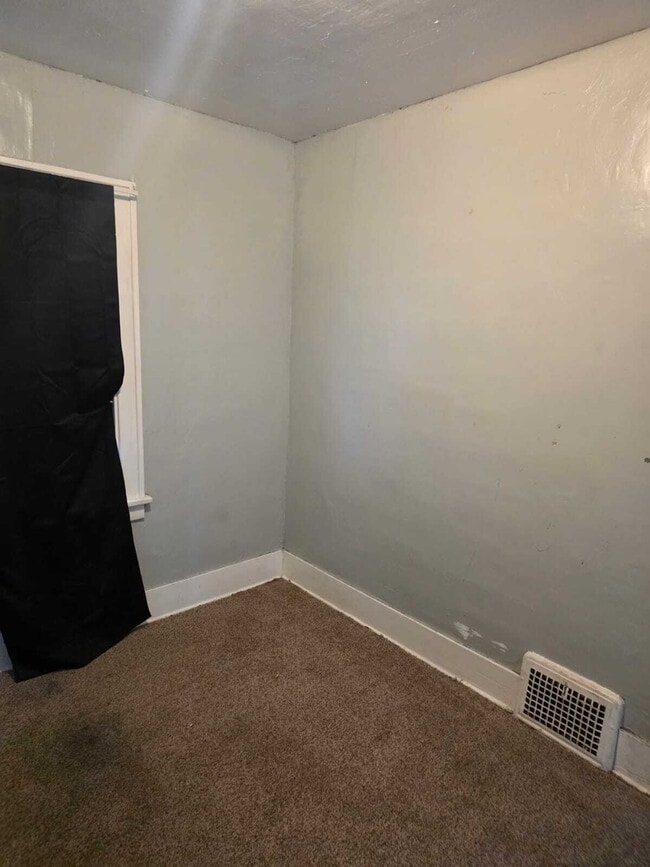 Building Photo - 2-Bedroom Gem on Barrie Avenue – Perfectly Quaint Living in Flint!