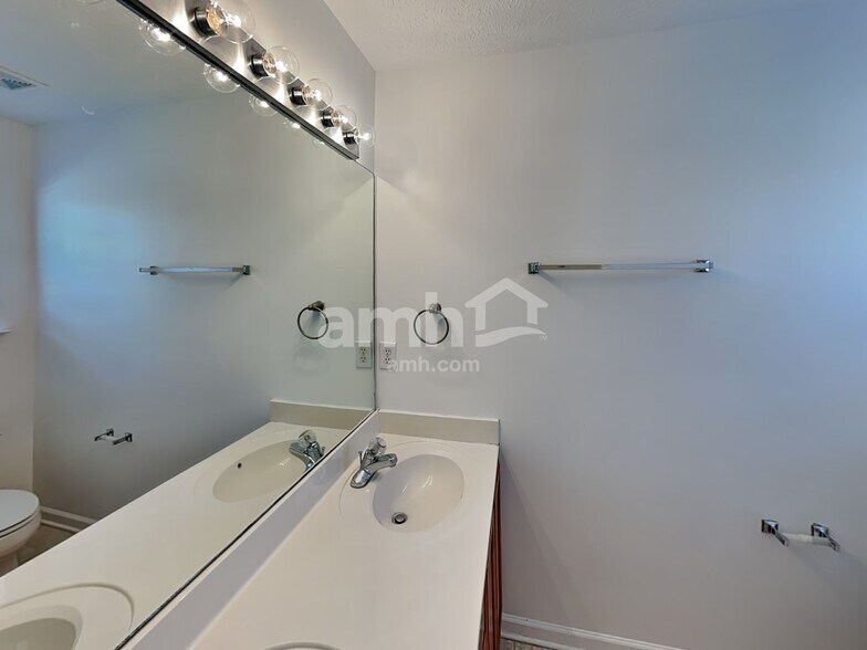 Building Photo - 2126 Burgess Ln