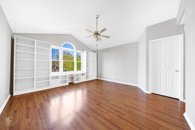 Building Photo - Elgin Two Bedroom with Loft and Two Car Ga...