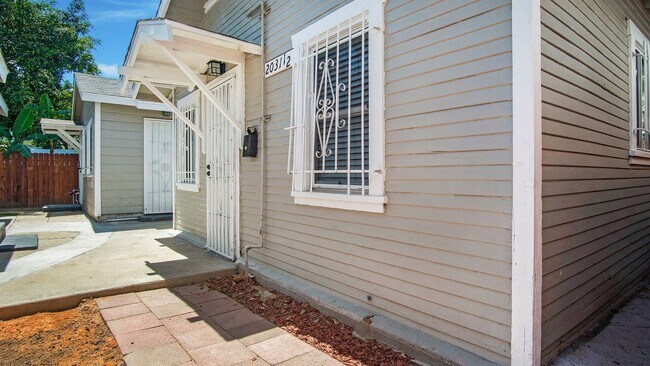 Building Photo - Lemon Avenue Triplex