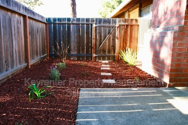 Building Photo - 937 Miramonte Ave