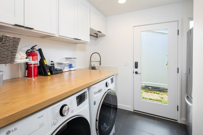 Building Photo - Renovated Kahala Retreat: 3-Bed Home + Stu...