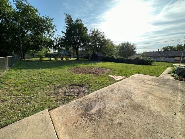 Building Photo - 209 Gill Dr