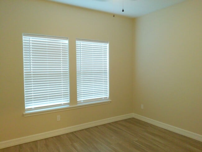 Building Photo - 7637 Clearbrook Dr