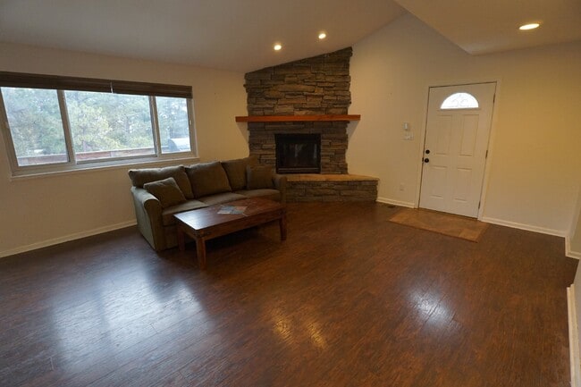 Building Photo - Charming 3 Bed, 2 Bath Rental in Morrison/...