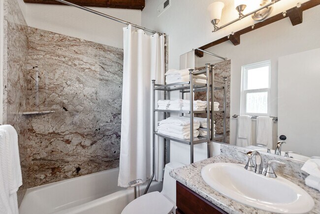 Building Photo - Highly Upgraded, Top Floor Condo in Huntin...