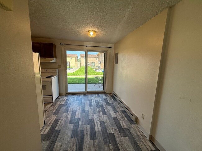 Building Photo - Two bedroom, one and half bathroom, modernly updated townhome!
