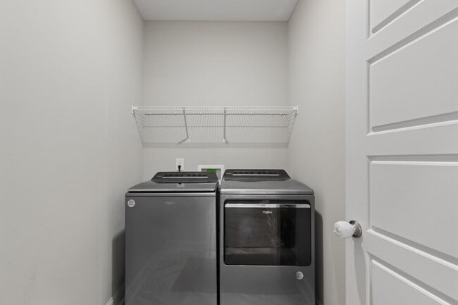 Building Photo - 5 Bedroom Pet Friendly Home For Rent!
