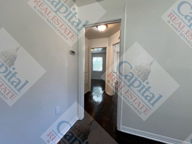 Building Photo - Cute 2 Bedroom with Detached Garage