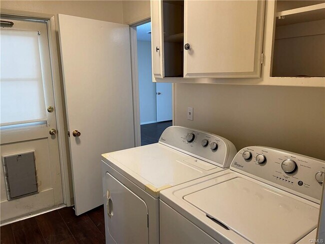 Building Photo - 1553 Albret St