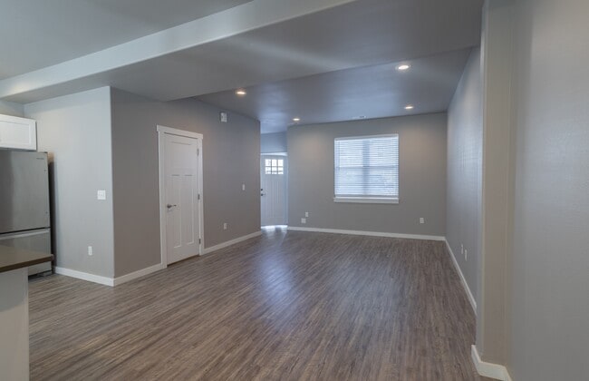 Building Photo - 924 S Division St