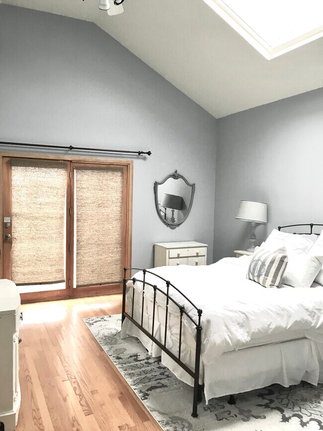 Building Photo - 1752 W Superior St