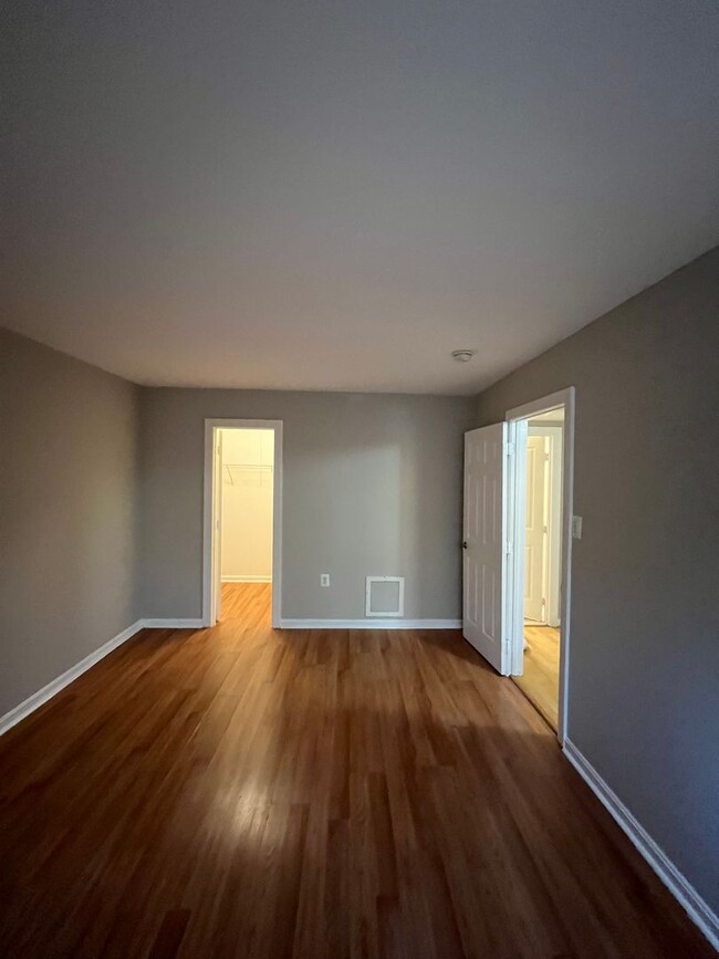 Building Photo - NEWLY AVAILABLE - RENOVATED 2 BR UNIT IN T...