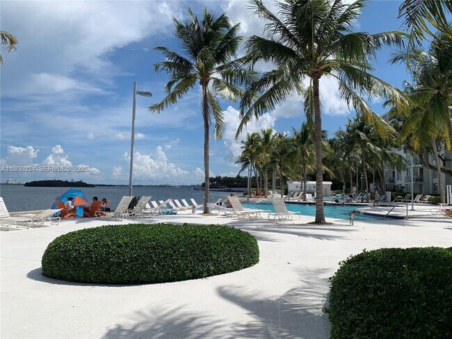 Building Photo - 650 NE 64th St