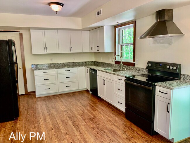 Building Photo - 1180 Fox Ridge Dr