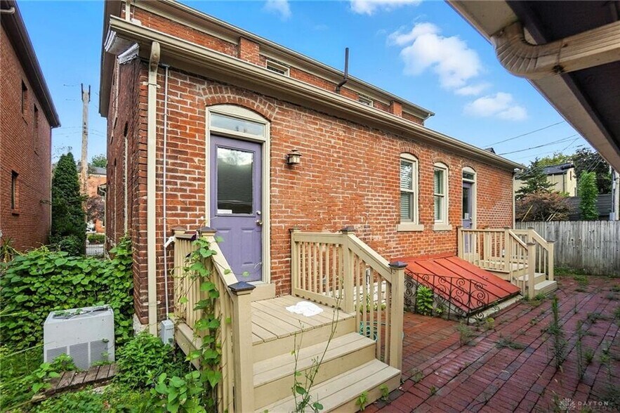 Building Photo - 218 Brown St