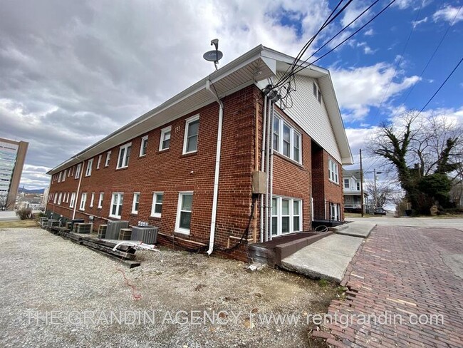 Building Photo - 202 Elm Ave