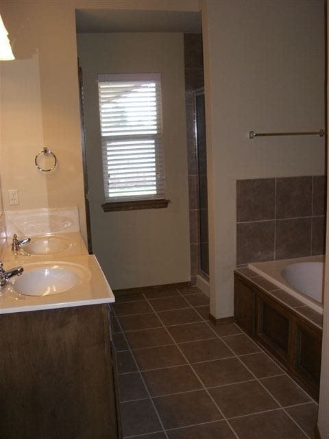 Building Photo - 3 bed, 2 bath, 2 car garage home in Yukon!