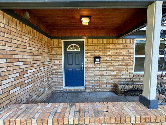 Building Photo - 6 E Southlawn Ave