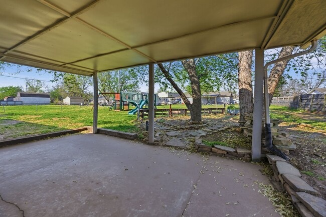 Building Photo - Cute 3 bed 1.5 bath home with a large yard and quite living in the highly desired Bixby Public Sc...