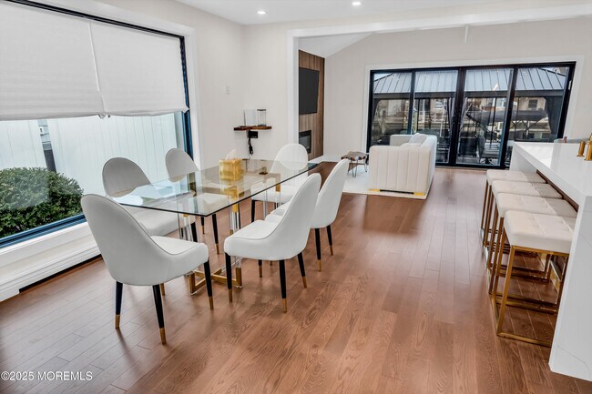 Building Photo - 320 Silver Lagoon Dr