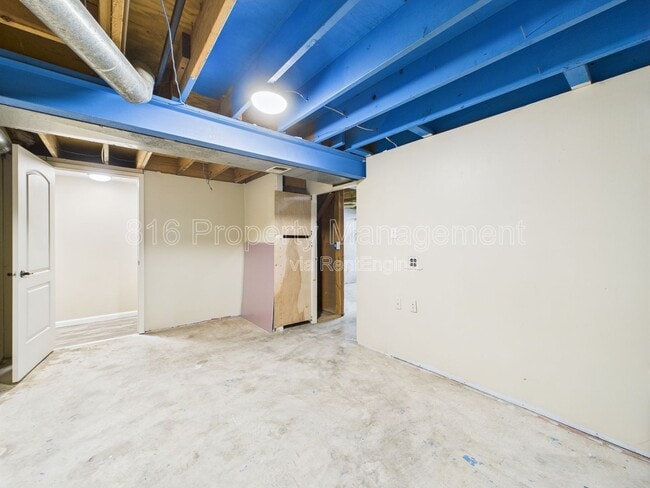 Building Photo - 166 SW Robin Rd