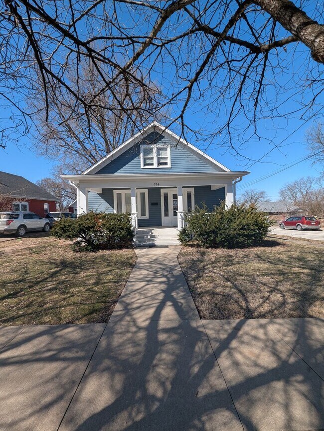 Building Photo - 4 Bedroom House in Boonville