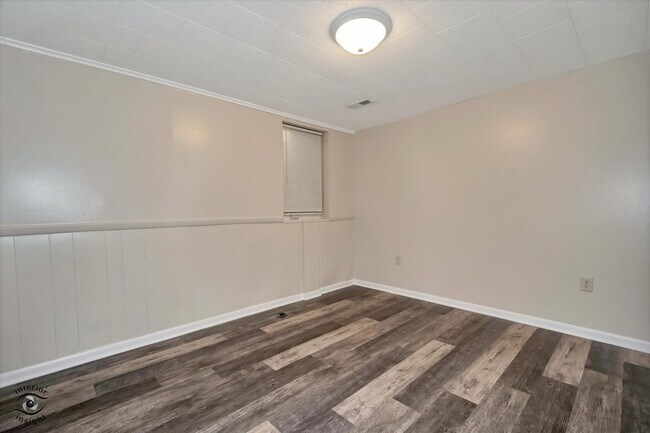 Building Photo - 644 S Calumet Ave