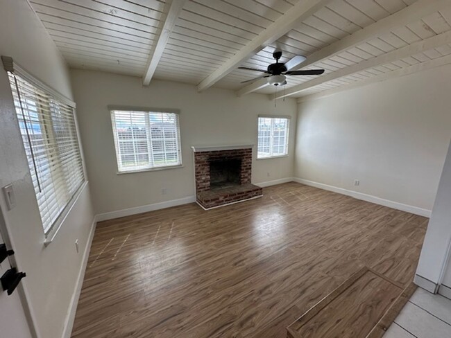 Building Photo - MOVE IN SPECIAL!