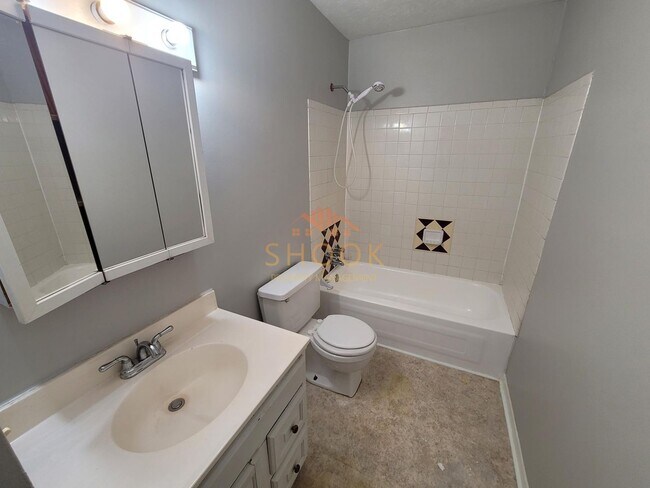 Building Photo - 3BR/2BA BI-LEVEL ON LAFAYETTE'S SOUTH SIDE