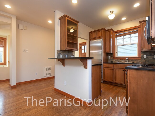 Building Photo - Gorgeous Green Lake 3BR TH – Walk to Swim,...