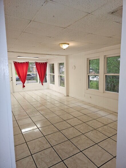 Primary Photo - 8410 N Elmer St
