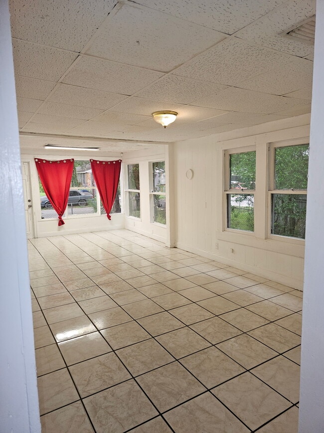 Building Photo - 8410 N Elmer St
