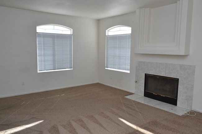 Building Photo - SW - ROOMY 3 BEDROOM 2.5 BATH TOWNHOME - 8...