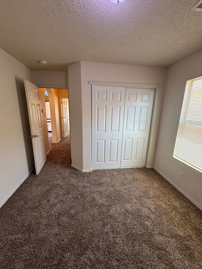 Building Photo - Coming soon!  Great 3 bed, 2 bath, home in Huning Ranch!