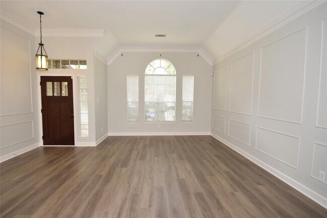 Building Photo - 1322 W Forest Dr