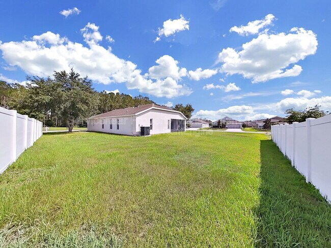 Building Photo - 7603 Crescent Palm Dr