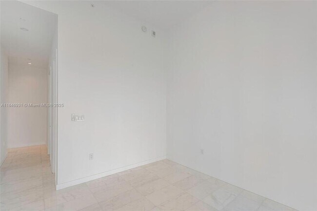 Building Photo - 2821 S Bayshore Dr