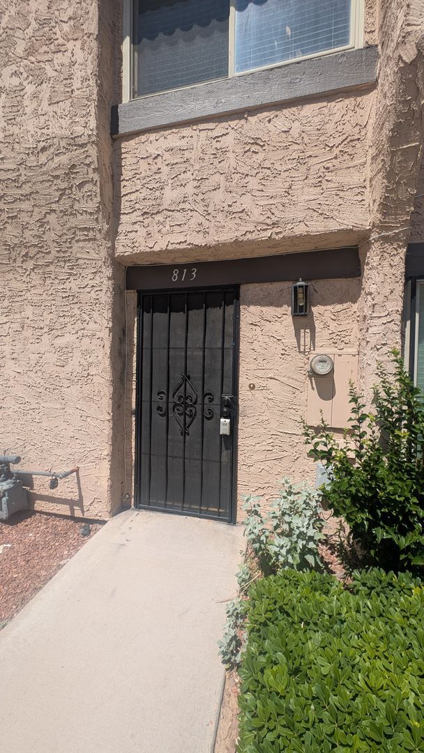 Building Photo - Beautifully upgraded 2 bedroom 2 story tow...