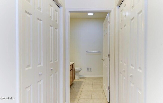 Building Photo - 42 Renaissance Ln