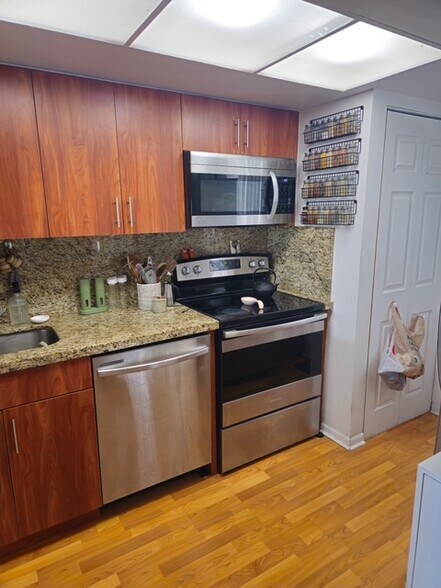 Building Photo - 2762 W 60th St