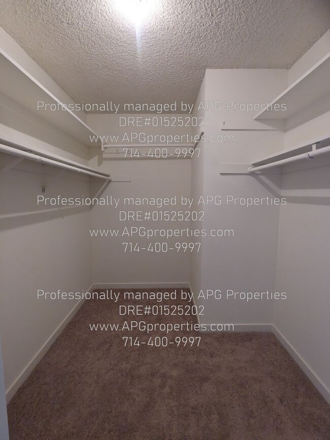 Building Photo - Downstairs 2 bedroom / 1 bathroom apartmen...