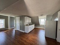 Building Photo - Recently Updated 3rd floor 1 Bedroom apart...