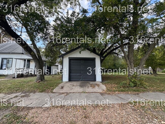 Building Photo - $899- 2 bed 1 bath - Single Family Home