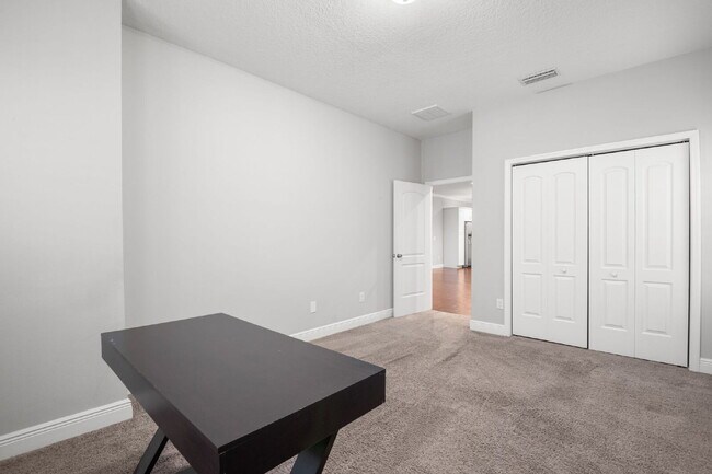 Building Photo - "Charming St. Petersburg Home: 3 Beds, 2 Baths, 1720 Sq. Ft. of Comfort!"