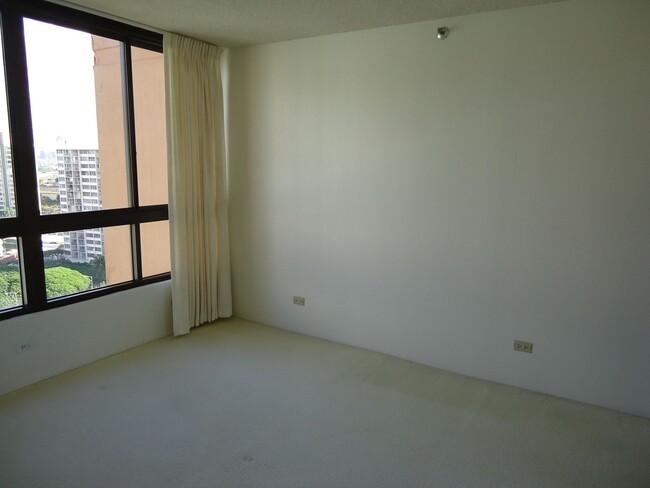 Building Photo - Hi Floor 2 Bedroom, 1 Bath, with 2 Parking...