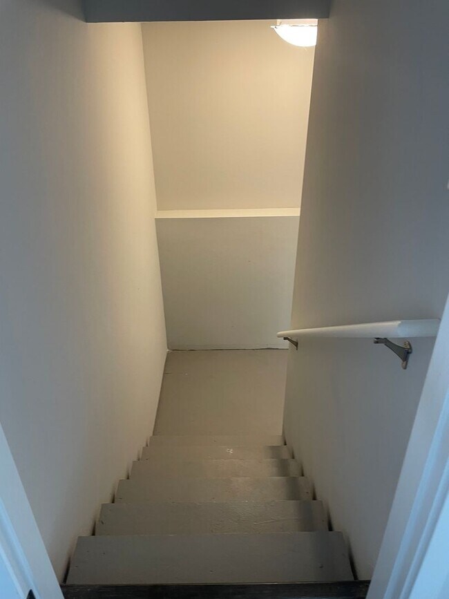 Building Photo - 3 bedroom 3 bathroom Single-Family Home in...
