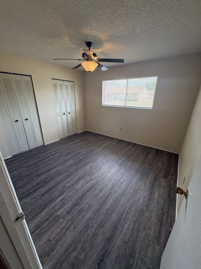 Building Photo - 710 W Rosewood Ln